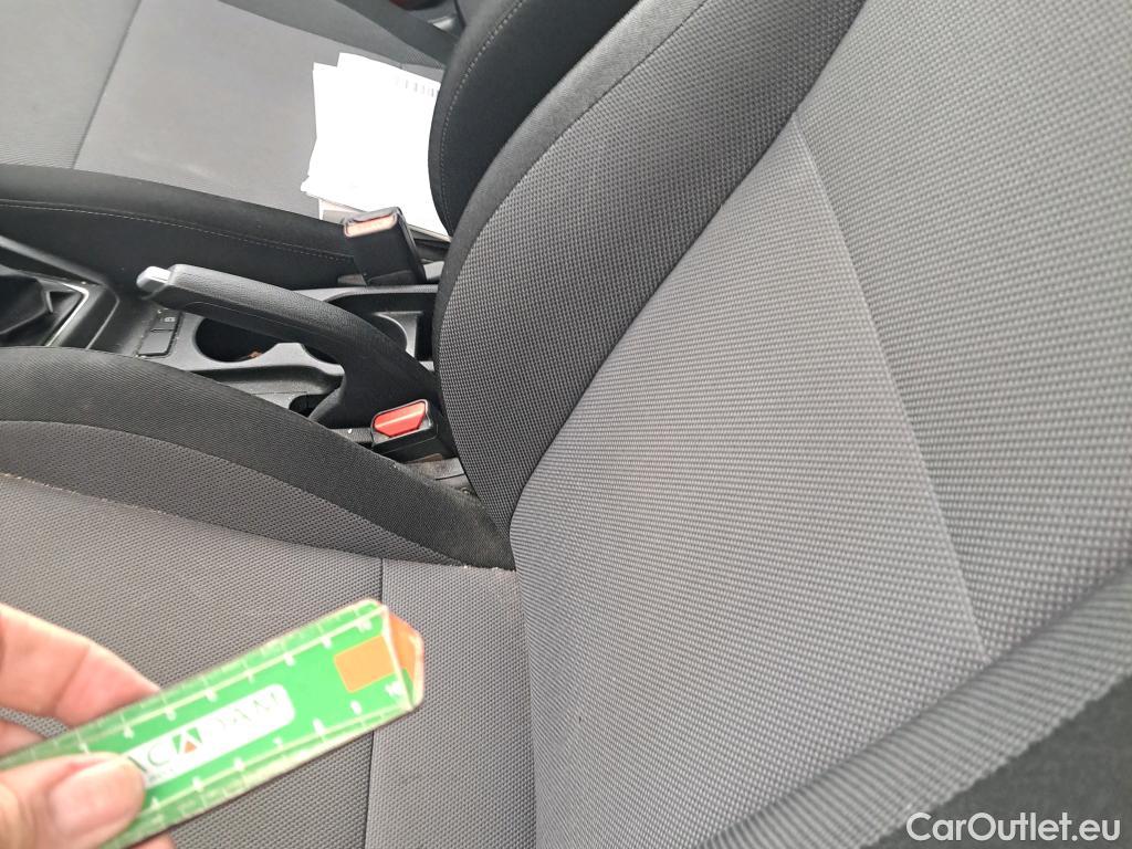  Hyundai  i20 HYUNDAI  / 2018 / 5P / berlina con portón 1.2 MPI Essence LE(SP) #3