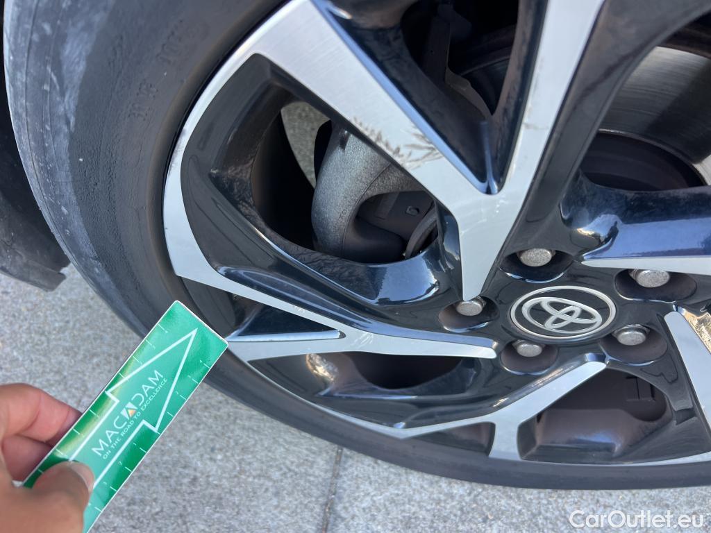  Toyota  C-HR TOYOTA  / 2019 / 5P / todoterreno 1.8 125H Advance #3