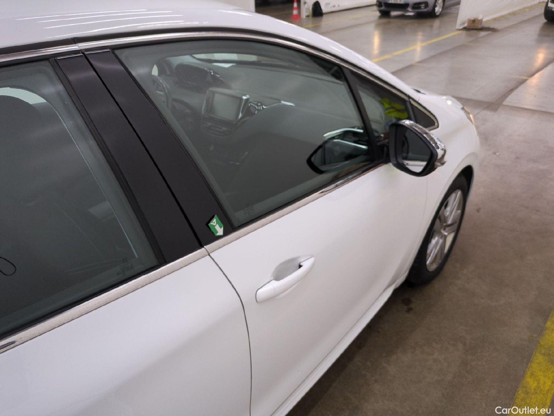  Peugeot  208  Allure Business 1.2 PureTech 110CV BVM5 E6 #11
