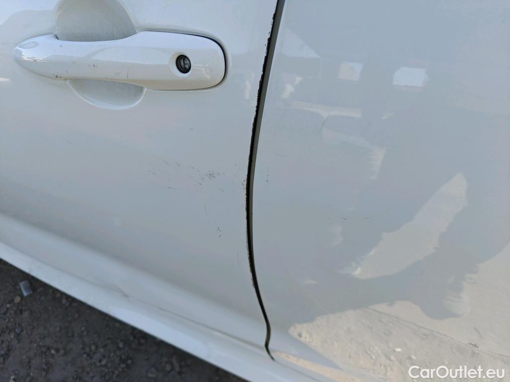  Toyota  Yaris TOYOTA  / 2020 / 5P / berlina con portón 1.5 120H Business Plus #4