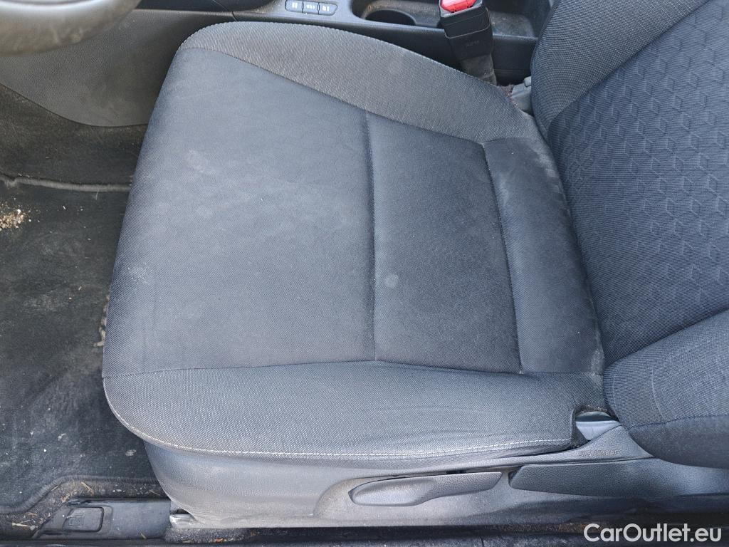  Toyota  Yaris TOYOTA  / 2020 / 5P / berlina con portón 1.5 120H Business Plus #15