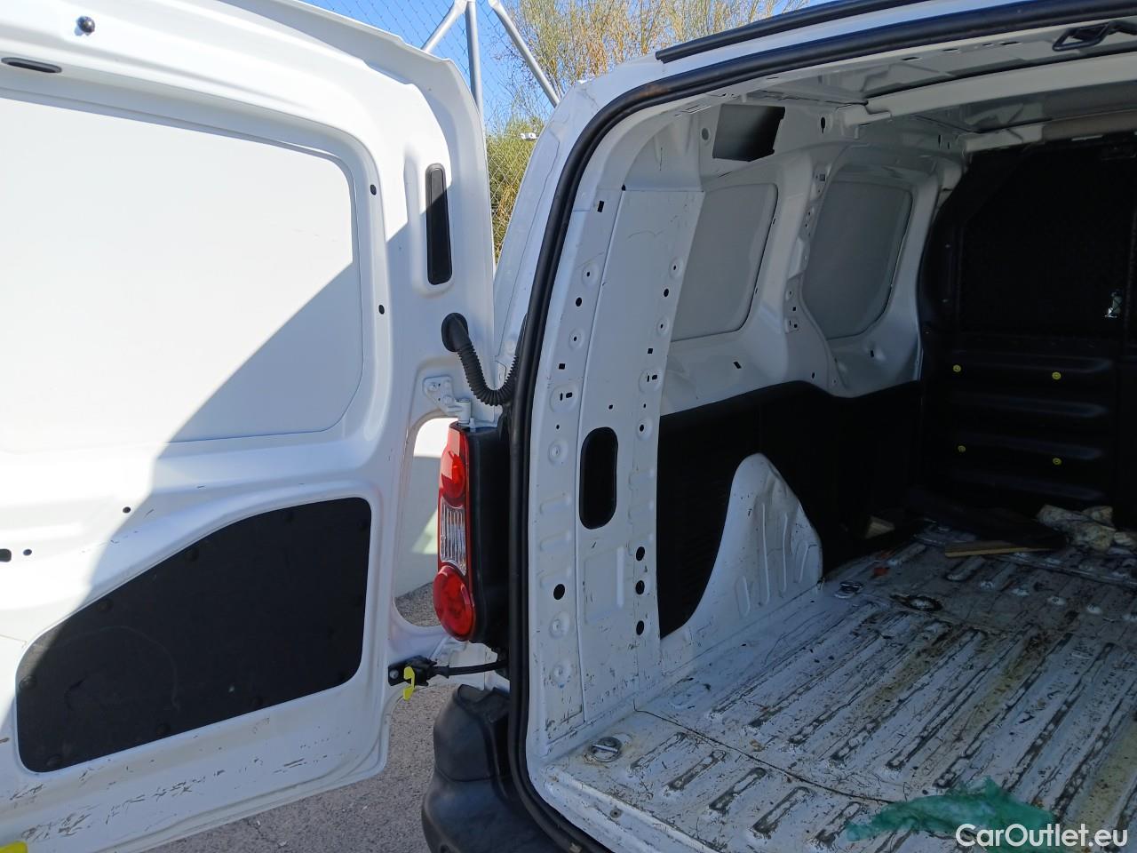  Peugeot  Partner PEUGEOT  / 2015 / 4P / furgón derivado de turismo Furgón Confort Electric L2 #3