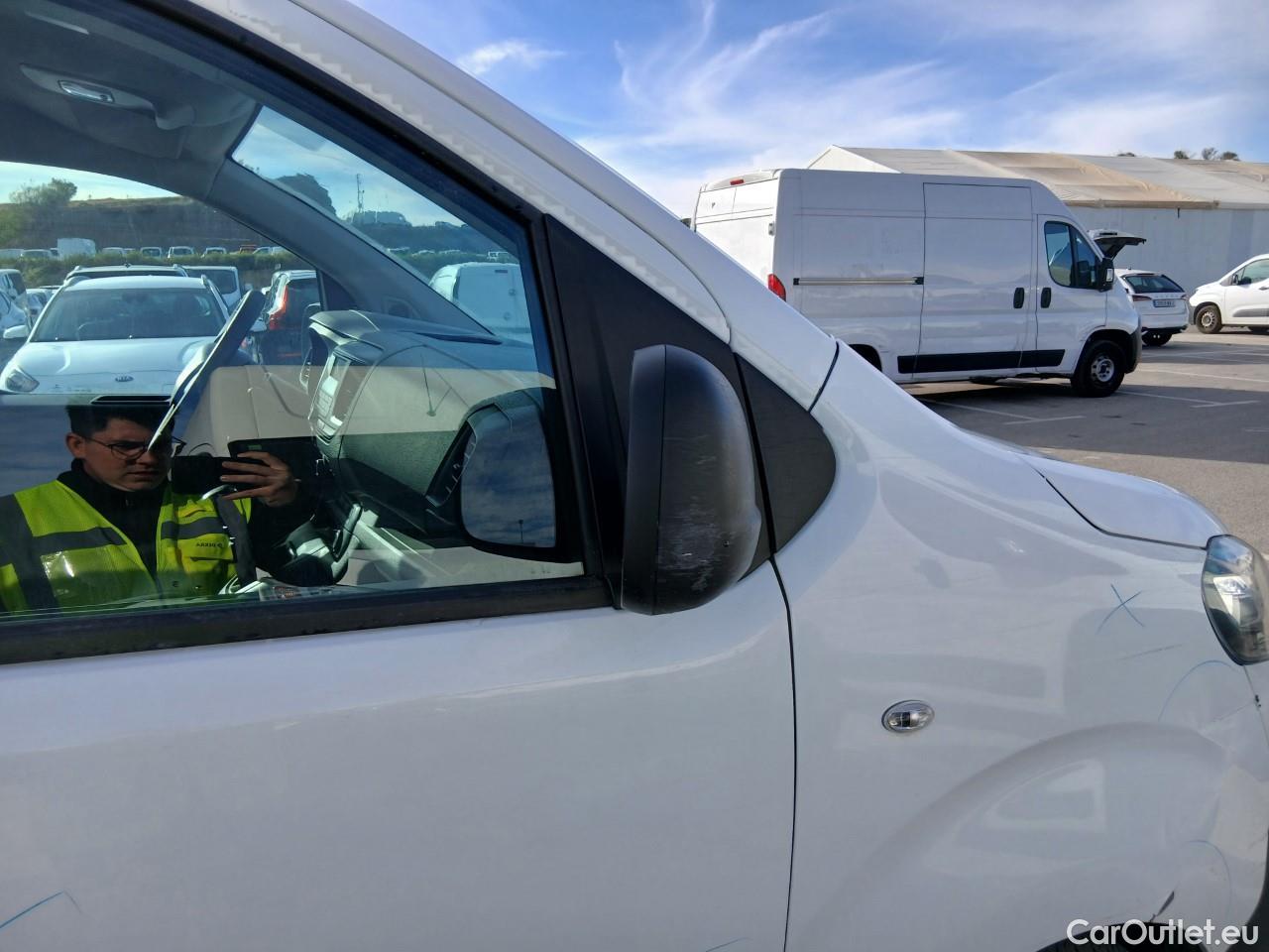  Opel  Vivaro OPEL  / 2019 / 4P / furgón 1.5 Diésel 88kW (120CV) M Std Express #45