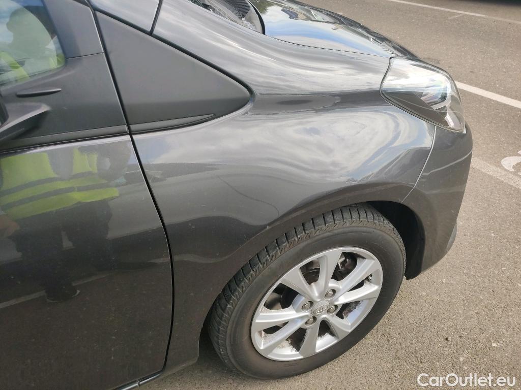  Toyota  Yaris TOYOTA  / 2017 / 5P / berlina con portón 1.5 100H Active Tech #29