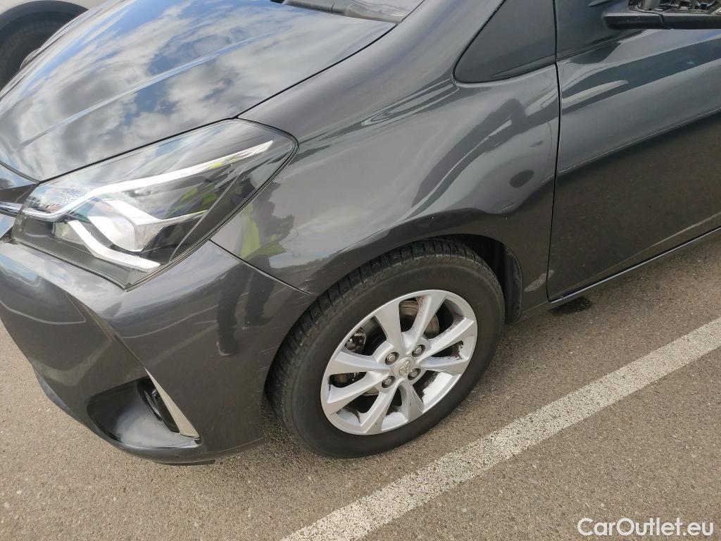 Toyota  Yaris TOYOTA  / 2017 / 5P / berlina con portón 1.5 100H Active Tech #31