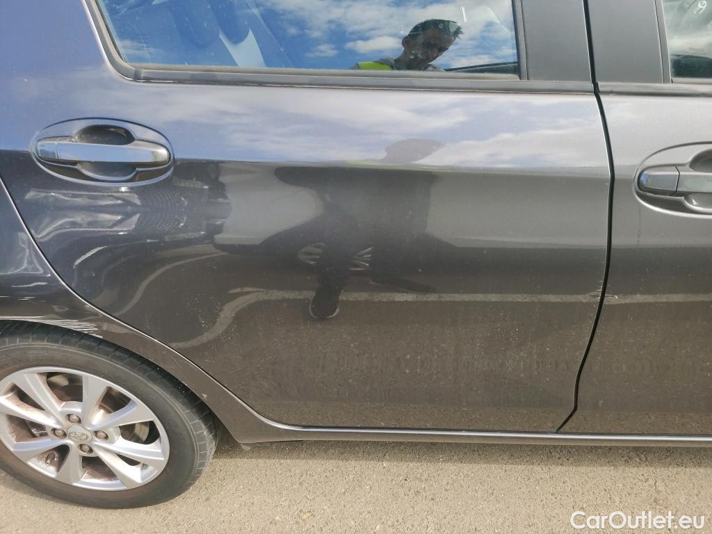  Toyota  Yaris TOYOTA  / 2017 / 5P / berlina con portón 1.5 100H Active Tech #25