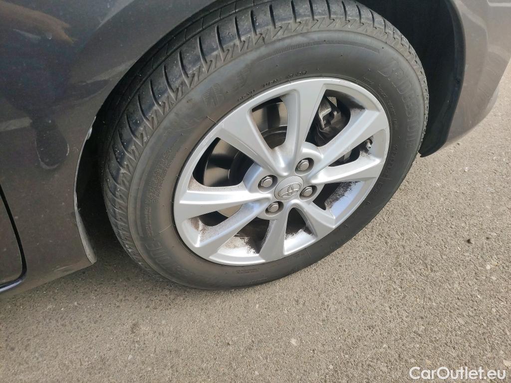  Toyota  Yaris TOYOTA  / 2017 / 5P / berlina con portón 1.5 100H Active Tech #14