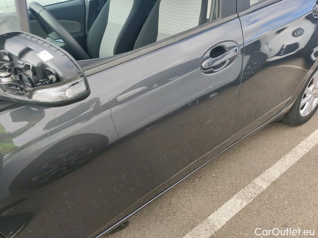  Toyota  Yaris TOYOTA  / 2017 / 5P / berlina con portón 1.5 100H Active Tech #16
