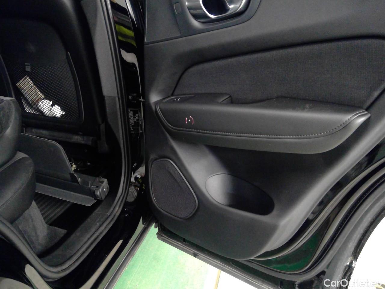  Volvo  XC60  B4D 4WD Mo Ad SE Park Aut #24