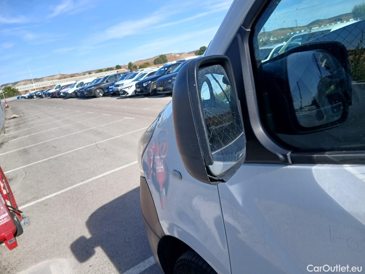  Nissan  NV300 NISSAN  / 2016 / 4P / furgón 1.6dCi 88kW (120CV) L1H1 1,2T BASIC #12