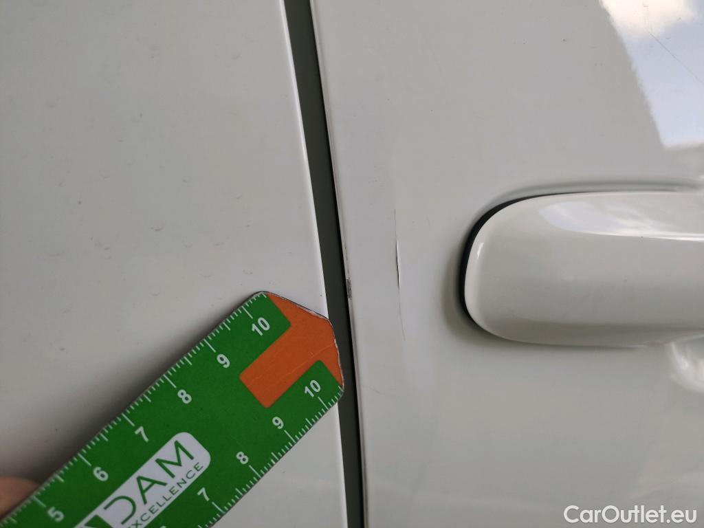  Toyota  Yaris TOYOTA  / 2020 / 5P / berlina con portón 1.5 120H Business Plus #13