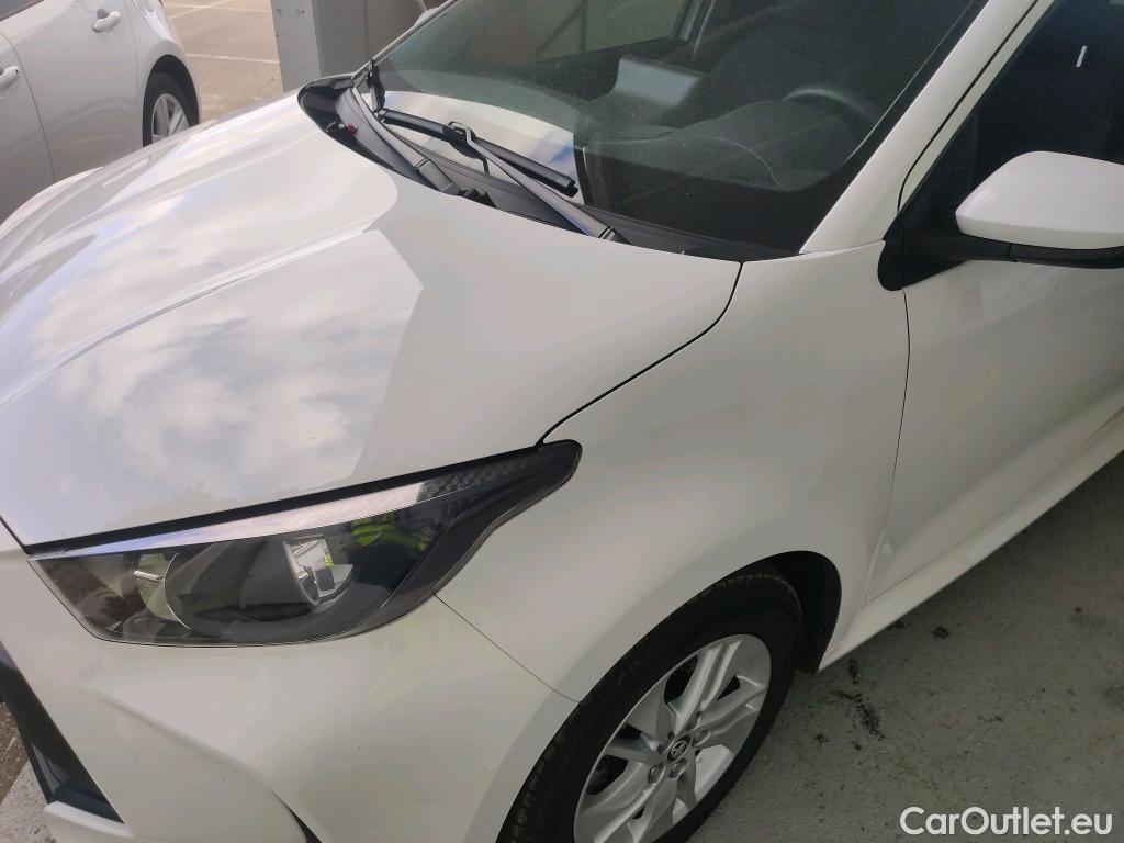  Toyota  Yaris TOYOTA  / 2020 / 5P / berlina con portón 1.5 120H Business Plus #3
