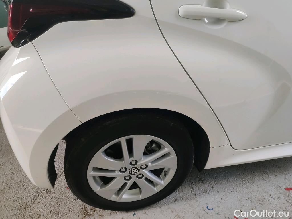  Toyota  Yaris TOYOTA  / 2020 / 5P / berlina con portón 1.5 120H Business Plus #14