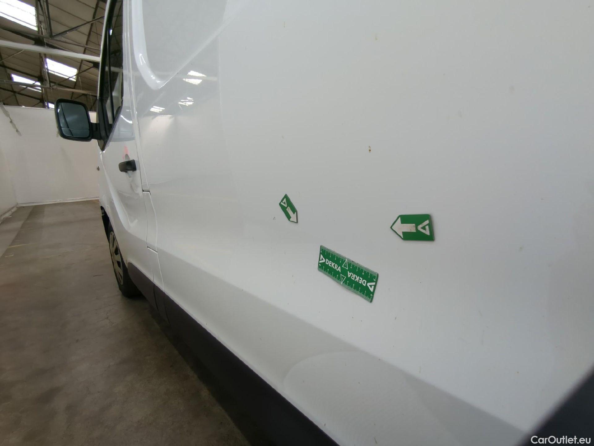  Renault  Trafic RENAULT  VU 4p Fourgon FG GCF L2H1 1300 dCi 120 #48