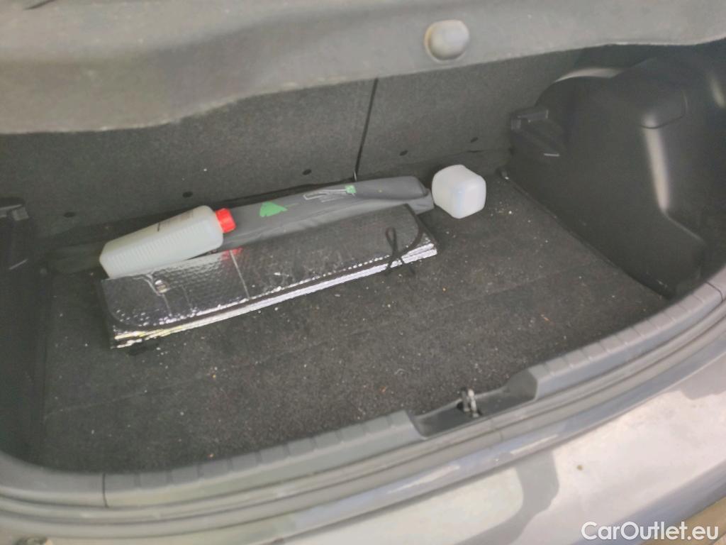  Toyota  Yaris TOYOTA  / 2017 / 5P / berlina con portón 1.5 100H Active Tech #17