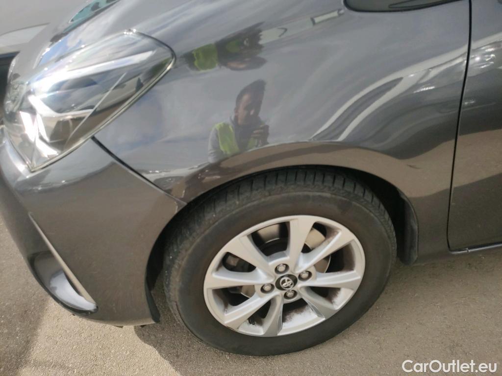  Toyota  Yaris TOYOTA  / 2017 / 5P / berlina con portón 1.5 100H Active Tech #30