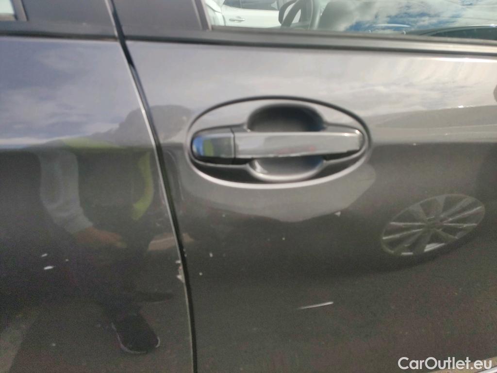  Toyota  Yaris TOYOTA  / 2017 / 5P / berlina con portón 1.5 100H Active Tech #38