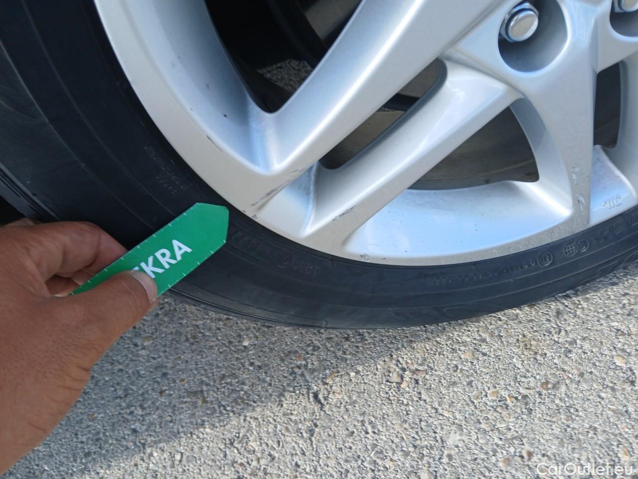  Toyota  C-HR TOYOTA  / 2019 / 5P / todoterreno 1.8 125H Active #17