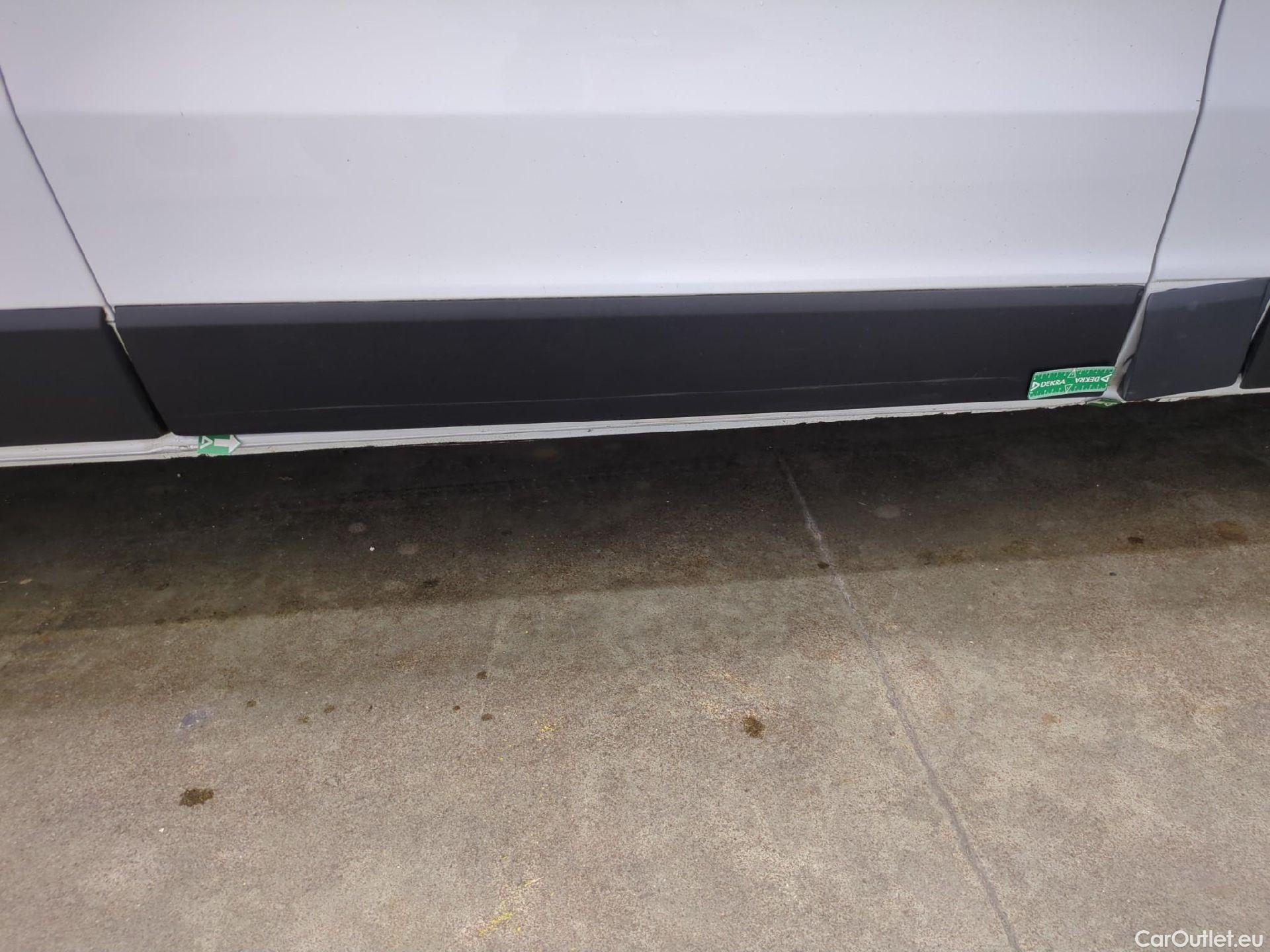  Renault  Trafic RENAULT  VU 4p Fourgon FG GCF L2H1 1300 dCi 120 #24