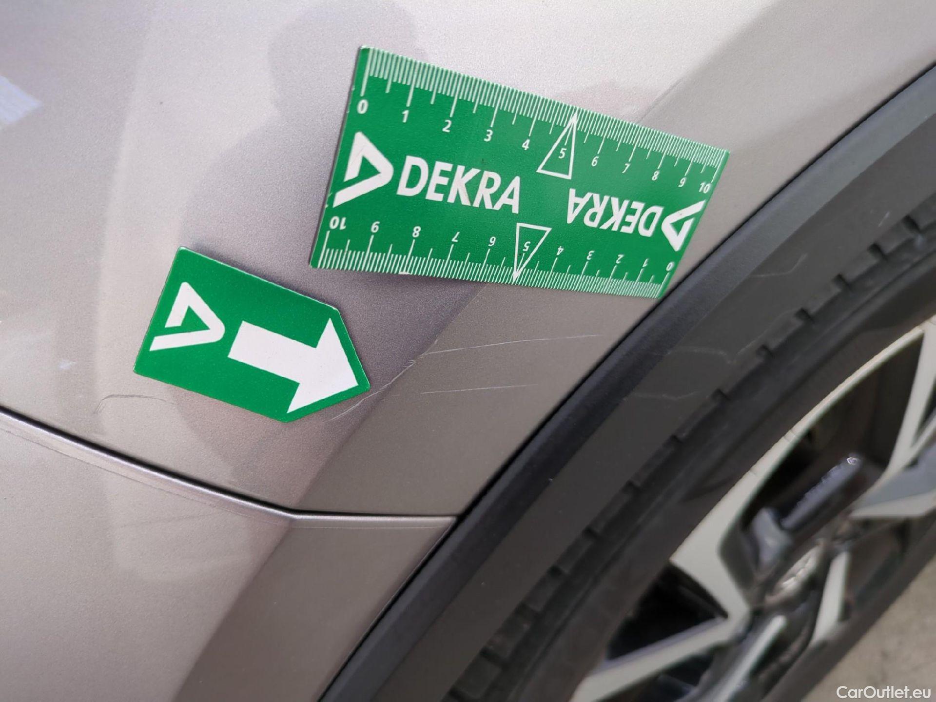  Toyota  C-HR TOYOTA  / 2016 / 5P / SUV 1.8 HYBRIDE 122 DESIGN(SP) #51