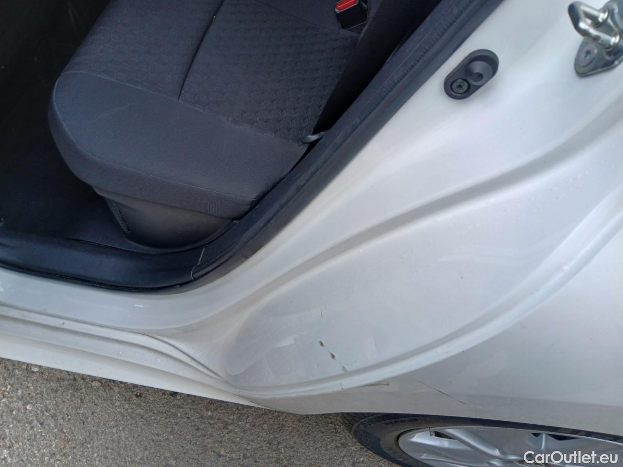  Toyota  Yaris TOYOTA  / 2020 / 5P / berlina con portón 1.5 120H Business Plus #5
