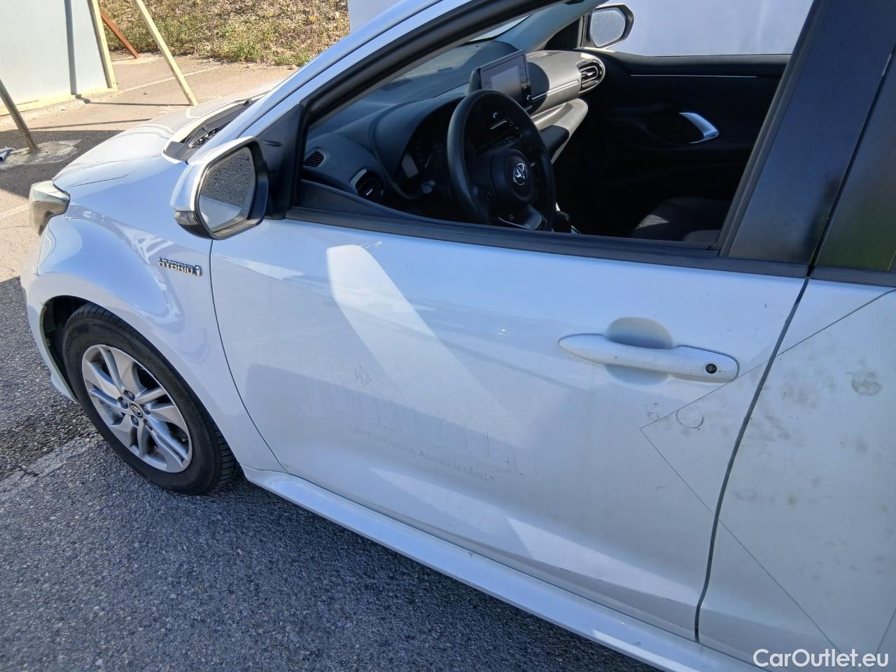  Toyota  Yaris TOYOTA  / 2020 / 5P / berlina con portón 1.5 120H Business Plus #8