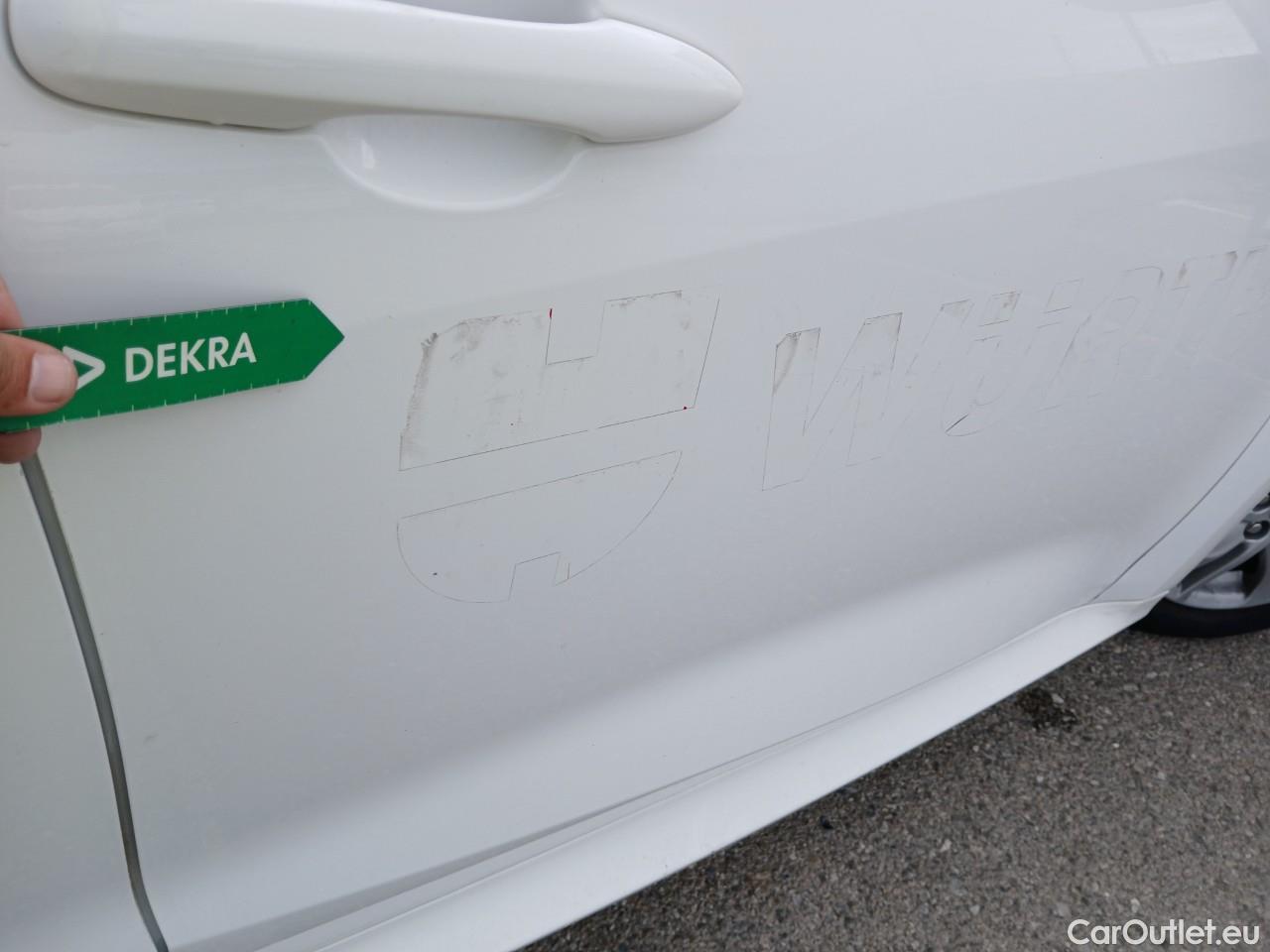  Toyota  Yaris TOYOTA  / 2020 / 5P / berlina con portón 1.5 120H Business Plus #35