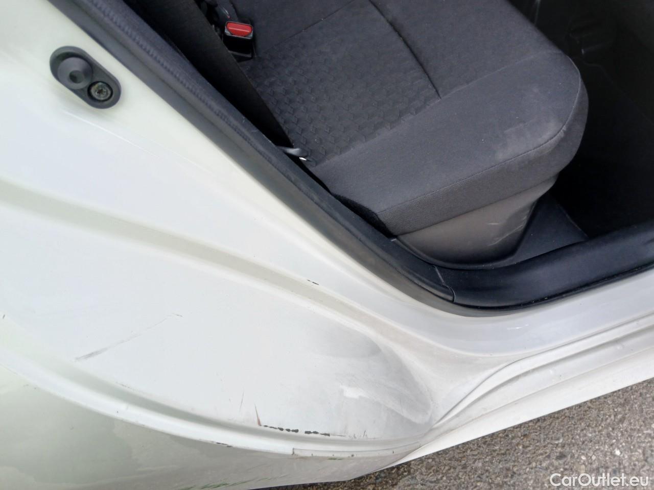  Toyota  Yaris TOYOTA  / 2020 / 5P / berlina con portón 1.5 120H Business Plus #9