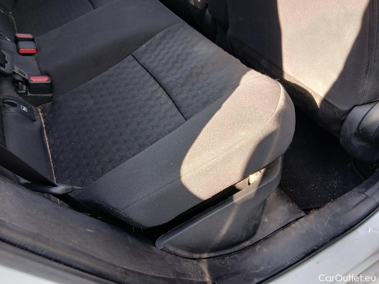 Toyota  Yaris TOYOTA  / 2020 / 5P / berlina con portón 1.5 120H Business Plus #37