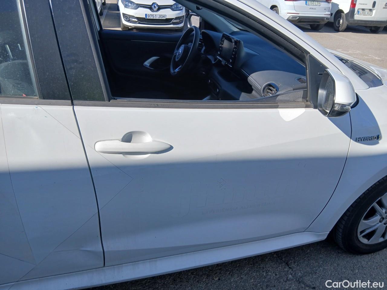  Toyota  Yaris TOYOTA  / 2020 / 5P / berlina con portón 1.5 120H Business Plus #31