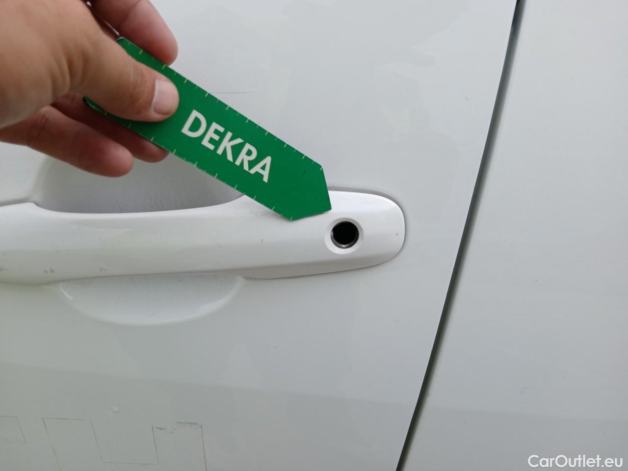  Toyota  Yaris TOYOTA  / 2020 / 5P / berlina con portón 1.5 120H Business Plus #4