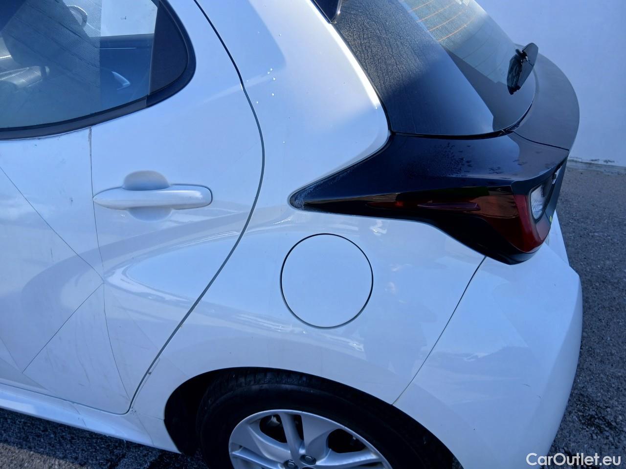  Toyota  Yaris TOYOTA  / 2020 / 5P / berlina con portón 1.5 120H Business Plus #12