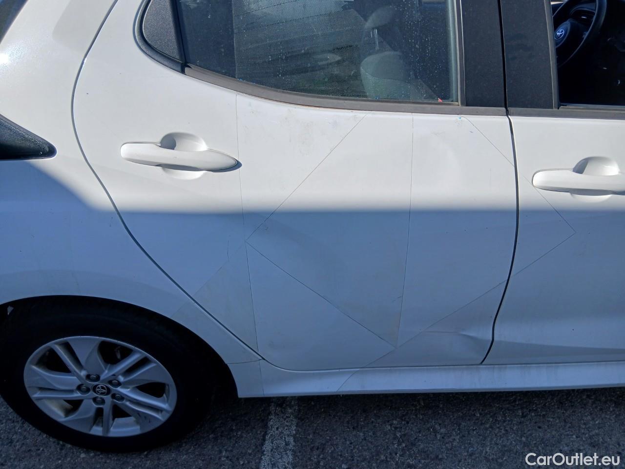  Toyota  Yaris TOYOTA  / 2020 / 5P / berlina con portón 1.5 120H Business Plus #28