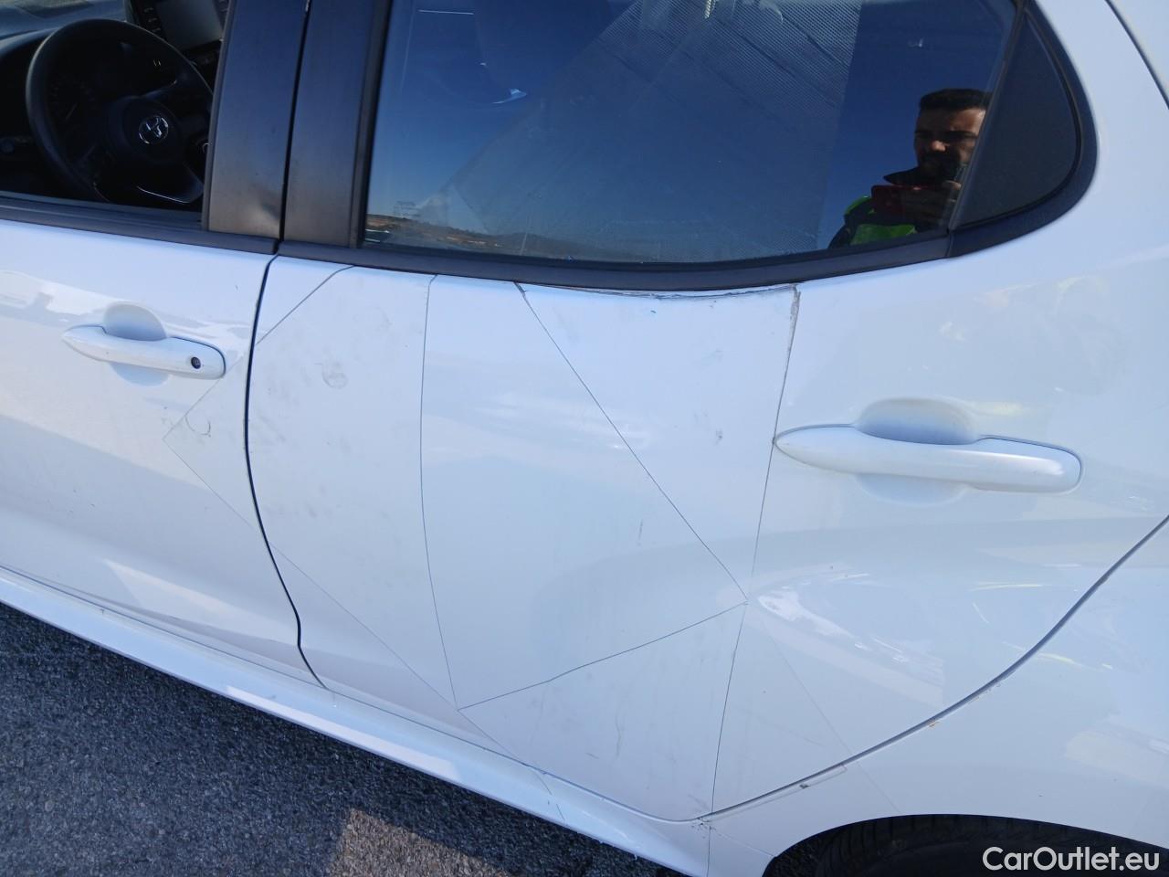  Toyota  Yaris TOYOTA  / 2020 / 5P / berlina con portón 1.5 120H Business Plus #10