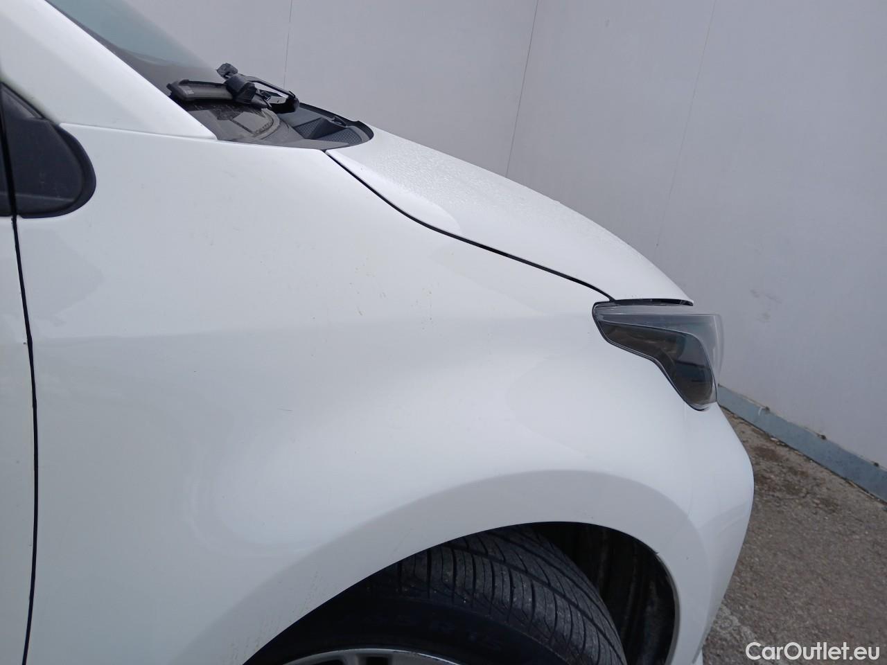  Toyota  Yaris TOYOTA  / 2020 / 5P / berlina con portón 1.5 120H Business Plus #38