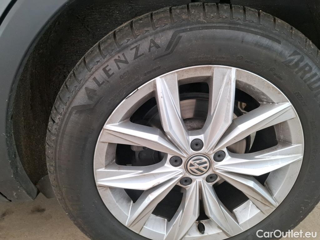  Volkswagen  Tiguan VOLKSWAGEN  / 2016 / 5P / SUV 2.0 TDI 150 DSG7 Carat #48