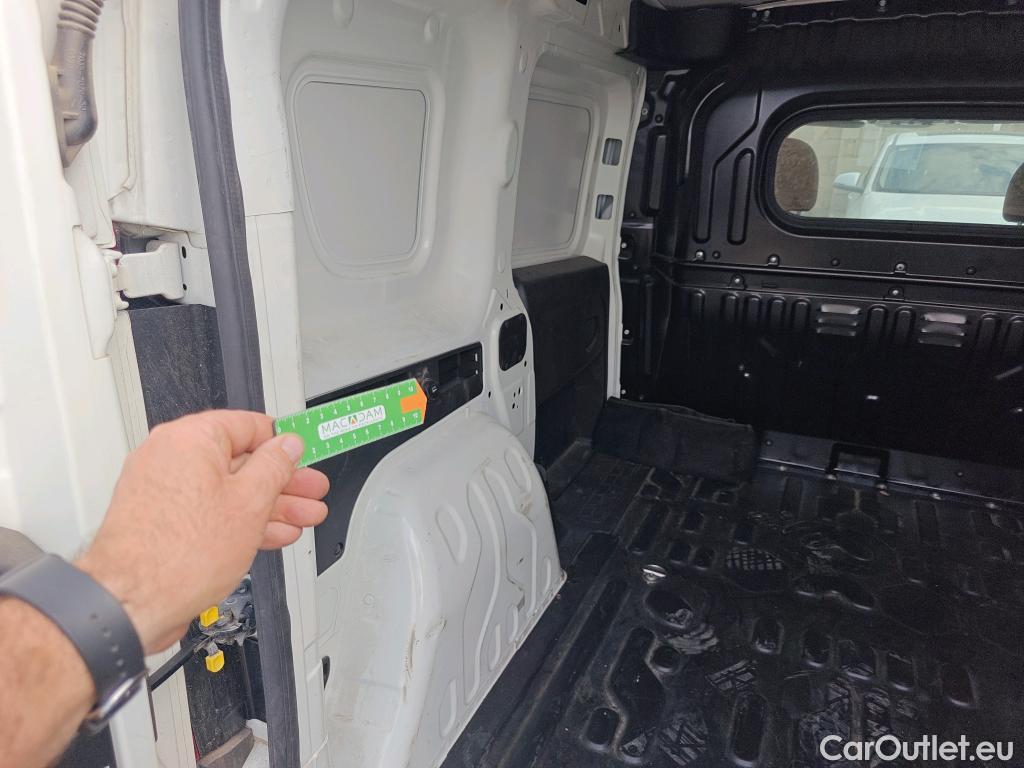  Fiat  Doblo FIAT Doblò Cargo/2015/4P/furgón derivado de turismo Cargo SX 1.3 Mjet 70 kW (95 CV) #39