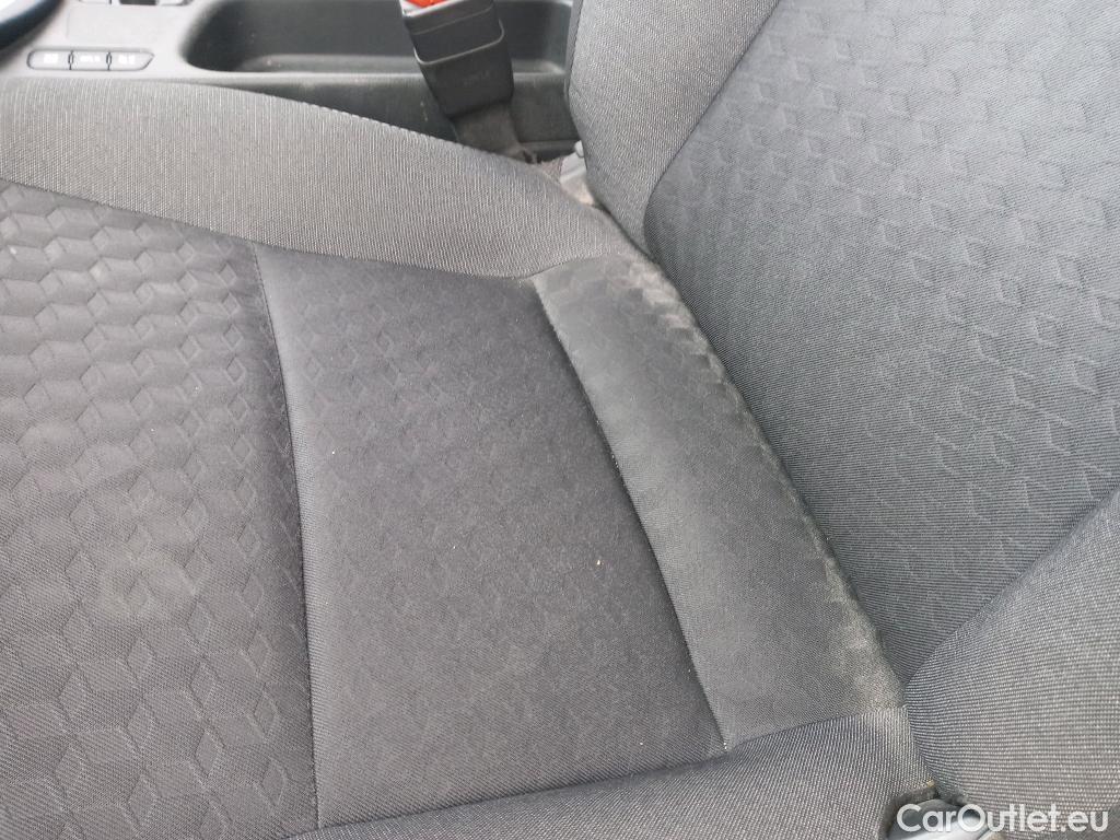  Toyota  Yaris TOYOTA  / 2020 / 5P / berlina con portón 1.5 120H Business Plus #16