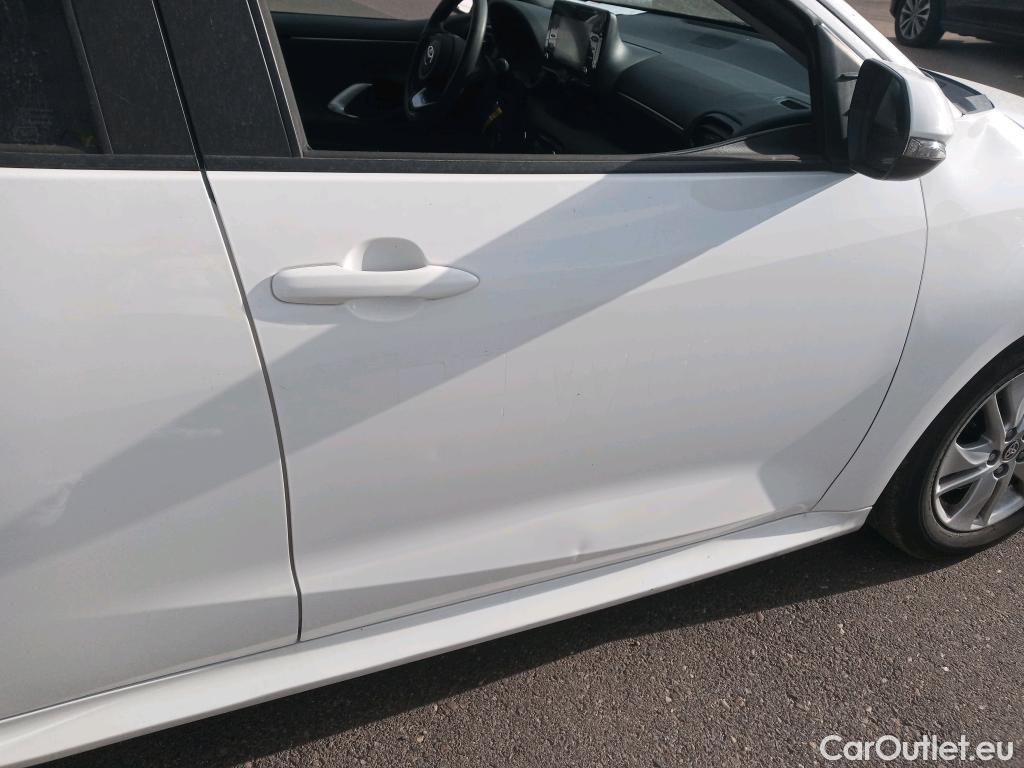  Toyota  Yaris TOYOTA  / 2020 / 5P / berlina con portón 1.5 120H Business Plus #4