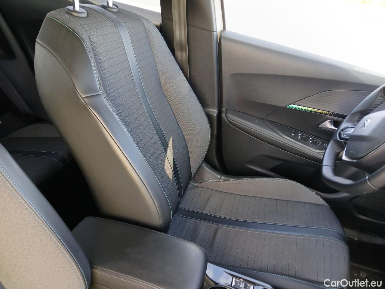  Peugeot  2008 PEUGEOT  / 2019 / 5P / todoterreno Allure BlueHDI 81kW (110CV) #32