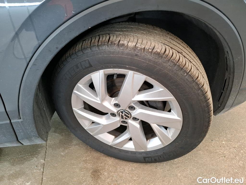  Volkswagen  Tiguan VOLKSWAGEN  / 2020 / 5P / SUV 1.5 TSI 150 DSG7 Elegance #4