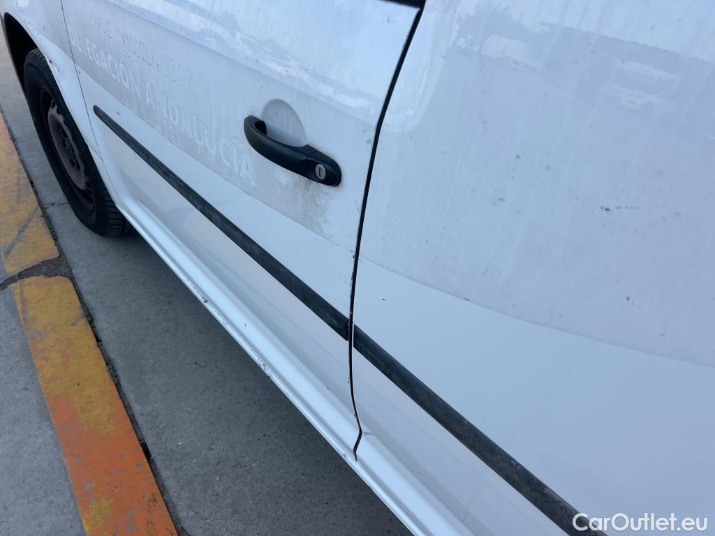  Volkswagen  Caddy VOLKSWAGEN  / 2015 / 4P / furgón derivado de turismo Profesional Furgón 2.0 TDI 55kW BMT #29