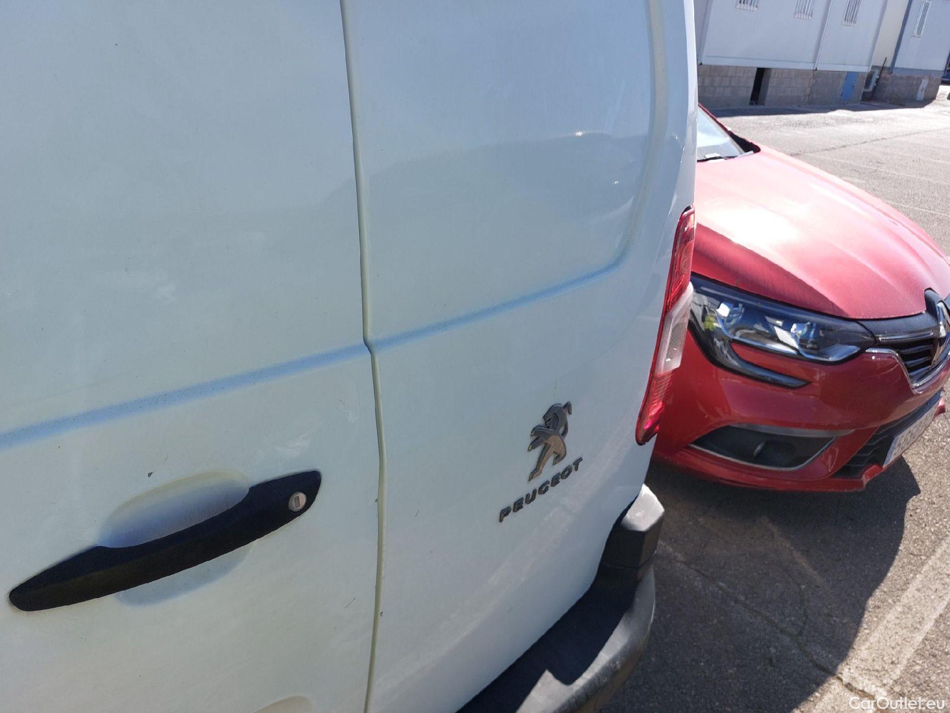  Peugeot  Partner PEUGEOT  / 2018 / 3P / furgón derivado de turismo Pro Standard 600kg BlueHDi 73kW #27