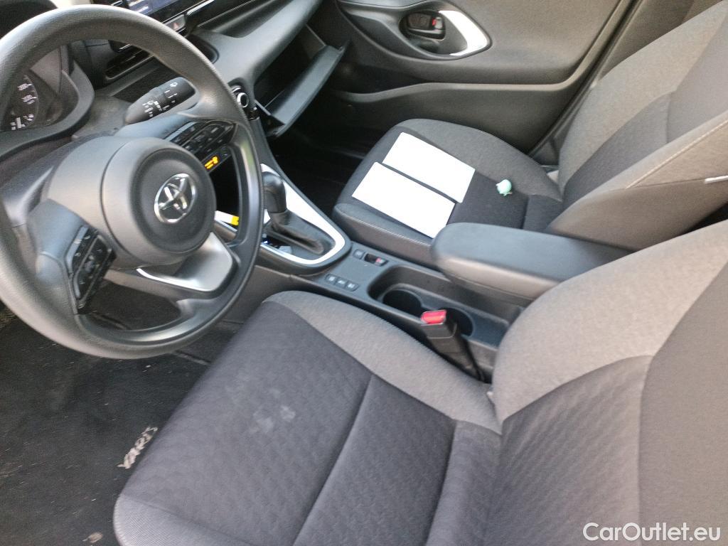  Toyota  Yaris TOYOTA  / 2020 / 5P / berlina con portón 1.5 120H Business Plus #5