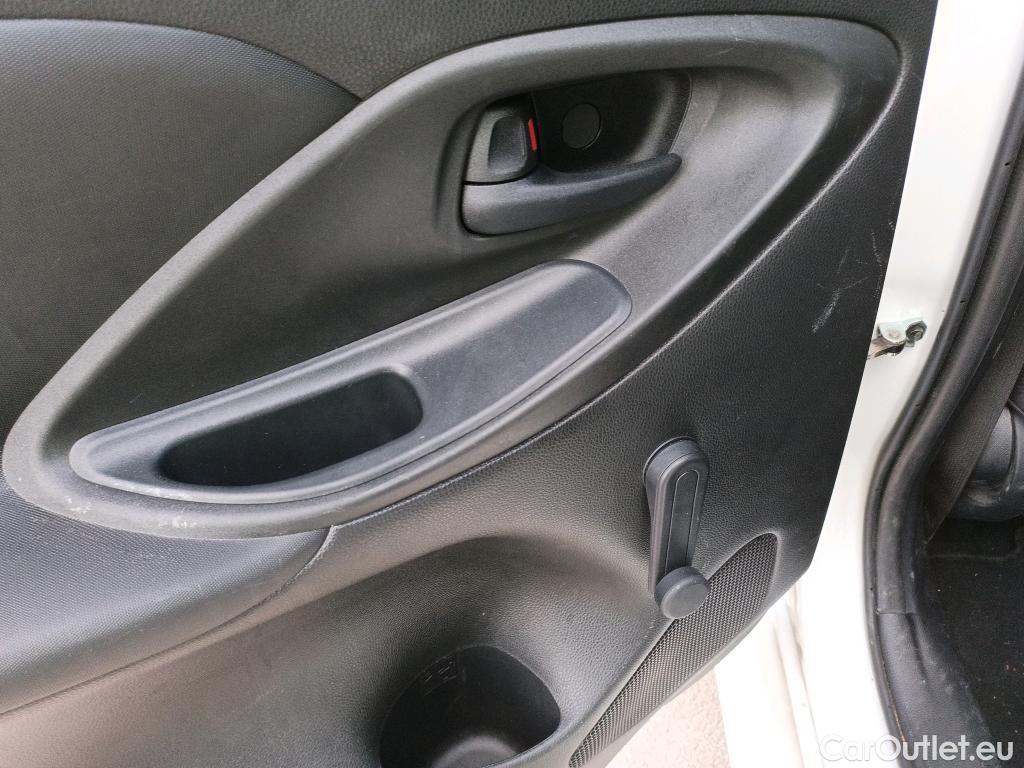  Toyota  Yaris TOYOTA  / 2020 / 5P / berlina con portón 1.5 120H Business Plus #8