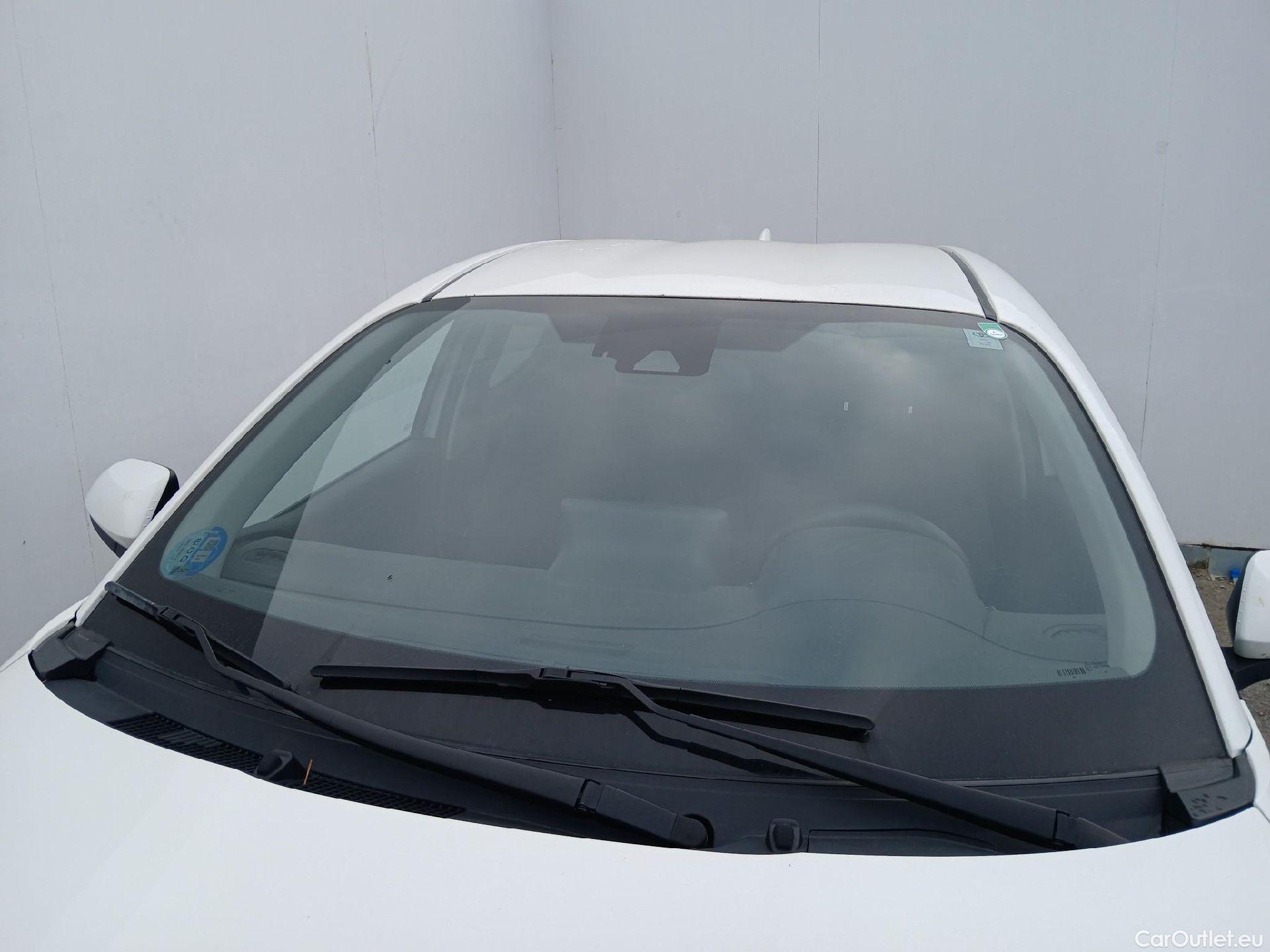  Toyota  Yaris TOYOTA  / 2020 / 5P / berlina con portón 1.5 120H Business Plus #2