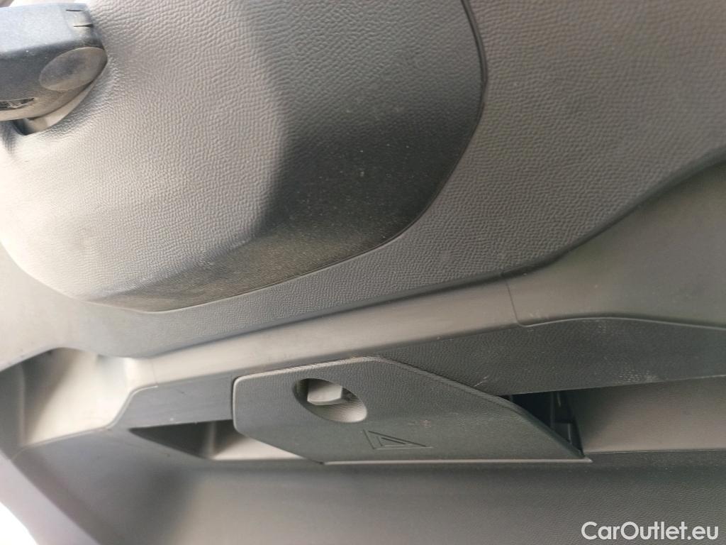  Peugeot  2008 PEUGEOT  / 2019 / 5P / todoterreno Allure Pack Puretech 130 S&S EAT8 (AC2) #18