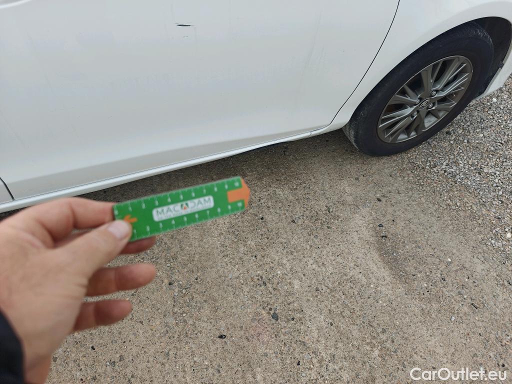  Toyota  Yaris TOYOTA  / 2017 / 5P / berlina con portón 1.5 100H Active Tech #3
