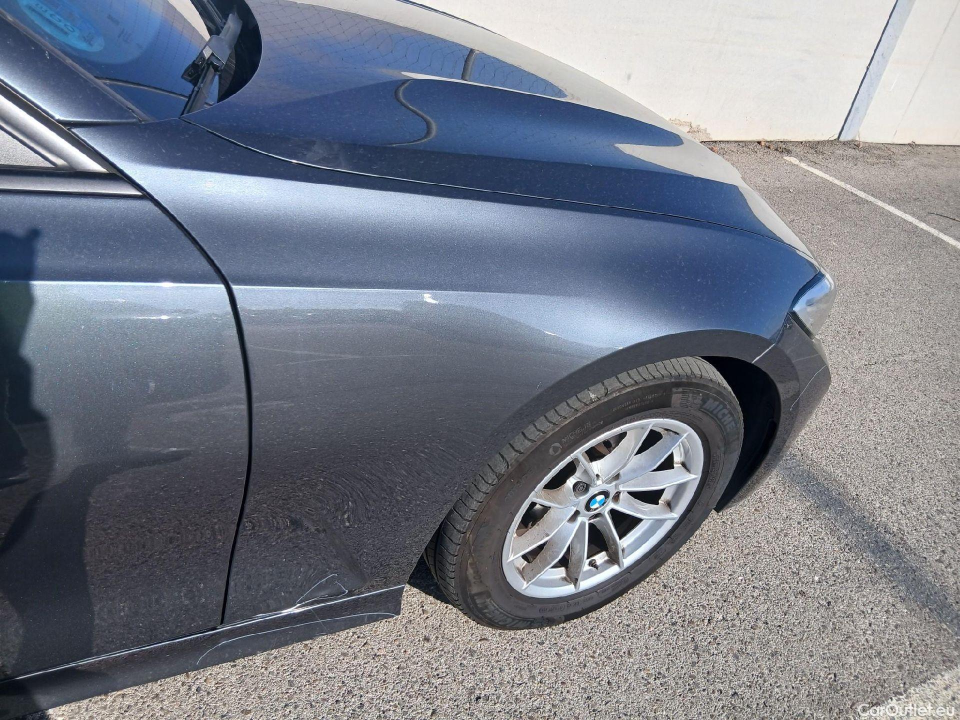  Bmw  Serie 3 BMW  / 2018 / 4P / sedán 318d Auto. #24