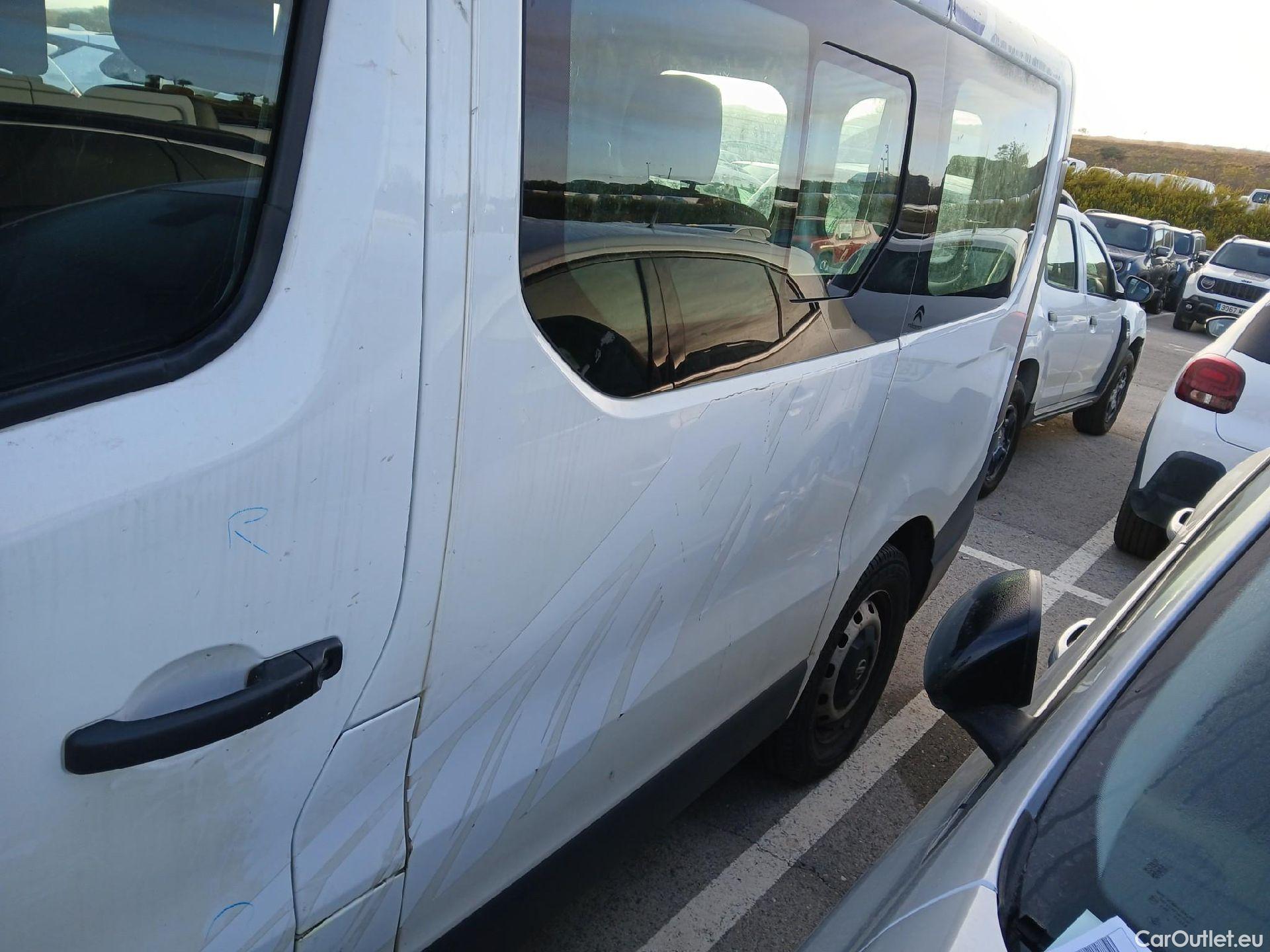  Nissan  NV300 NISSAN  / 2016 / 4P / combi Combi 6 1.6dCi 88kW L1H1 1T COMFORT #48